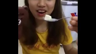 Gái teen vừa ăn vừa khoe vú nhìn múp rụp quá đi